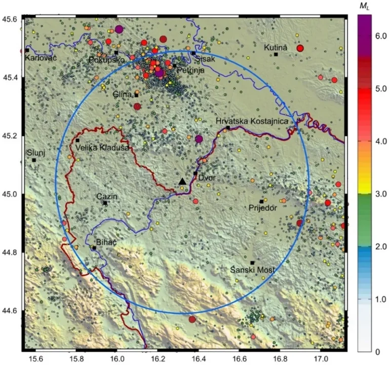 Ovo je karta koja prikazuje seizmičku aktivnost u regiji oko Dvora, predstavljenu točkama u boji koje označavaju magnitude potresa. Crvena linija označava grešku, a plavi prsten pokazuje određeni radijus. Označeni su naseljeni centri kao što su Bihać, Slunj i Petra.