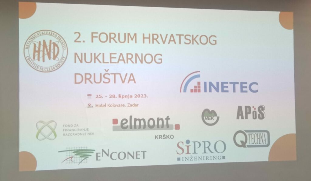 Na prezentacijskom slajdu pod nazivom "2. Forum Hrvatskog Nuklearnog Društva" navedeni su sponzori među kojima su INETEC, Elmont, SiPRO Inženjering i drugi. Događaj se održava od 25. do 28. lipnja 2023. u hotelu Kolovare, Zadar. Na dnu su prikazani različiti logotipi.