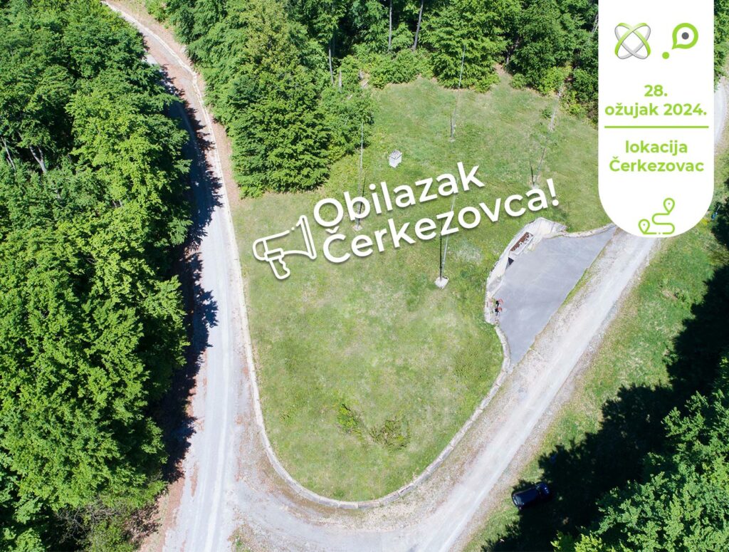 Pogled iz zraka na zakrivljenu šljunčanu stazu okruženu gustom šumom s malom čistinom. Tekst na hrvatskom glasi "Obilazak Cerkezovca! 28. ožujak 2024. lokacija Čerkezovac" i uključuje ikonu megafona i kalendara.